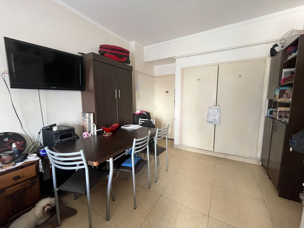 AMBIENTE AL FRENTE CON BALCON