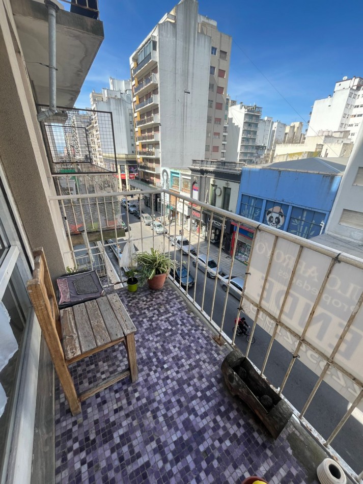 AMBIENTE AL FRENTE CON BALCON