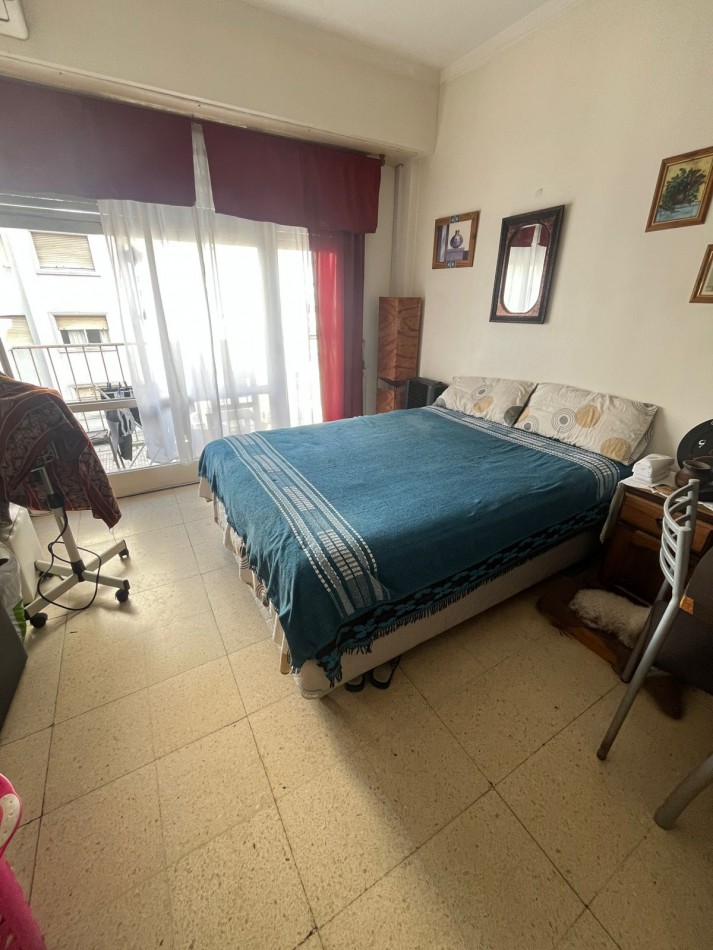 AMBIENTE AL FRENTE CON BALCON