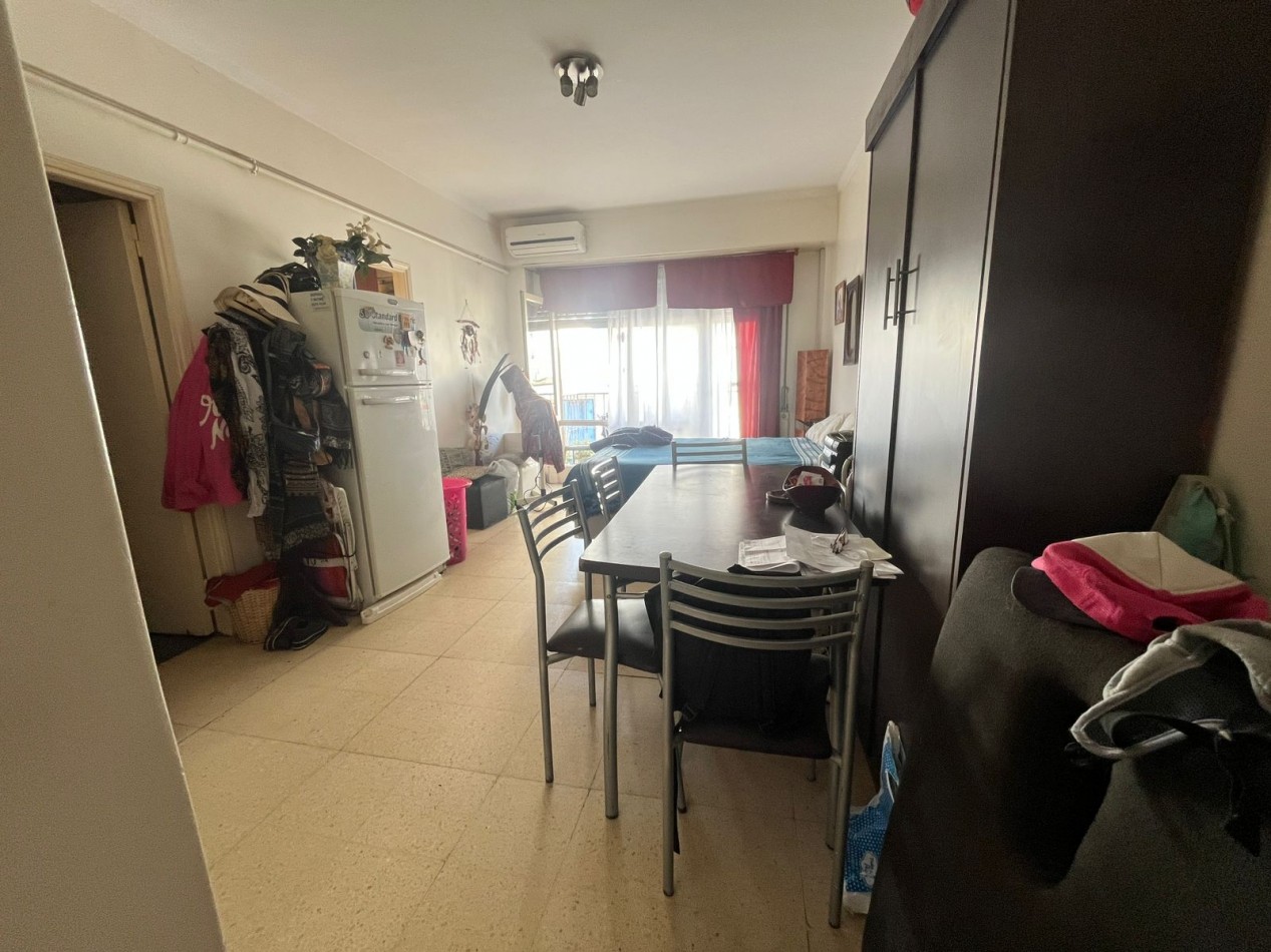 AMBIENTE AL FRENTE CON BALCON