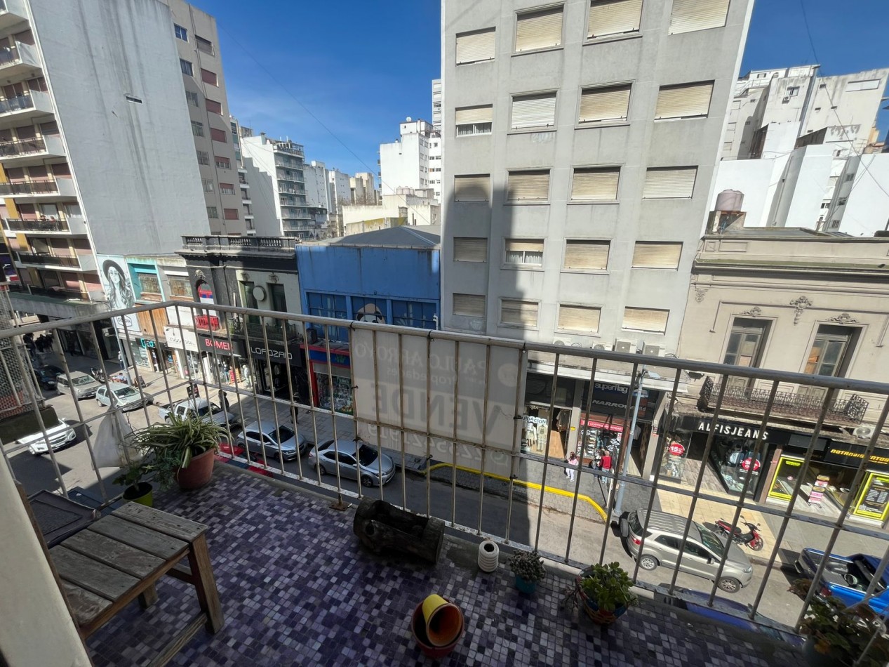 AMBIENTE AL FRENTE CON BALCON