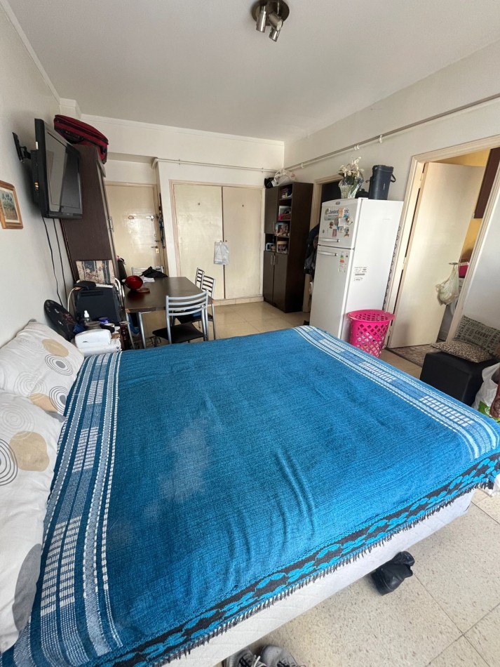 AMBIENTE AL FRENTE CON BALCON