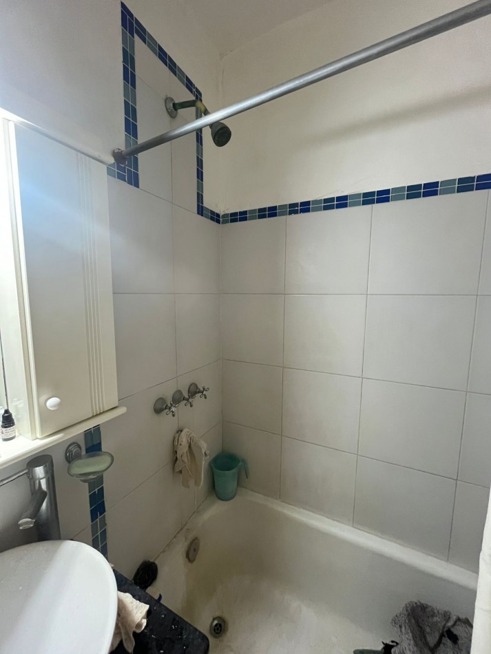 AMBIENTE AL FRENTE CON BALCON