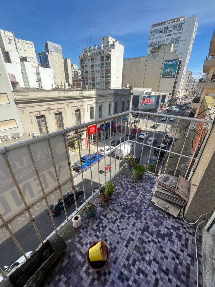 AMBIENTE AL FRENTE CON BALCON