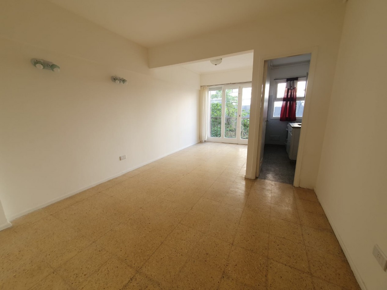 AMBIENTE A LA CALLE CON BALCON