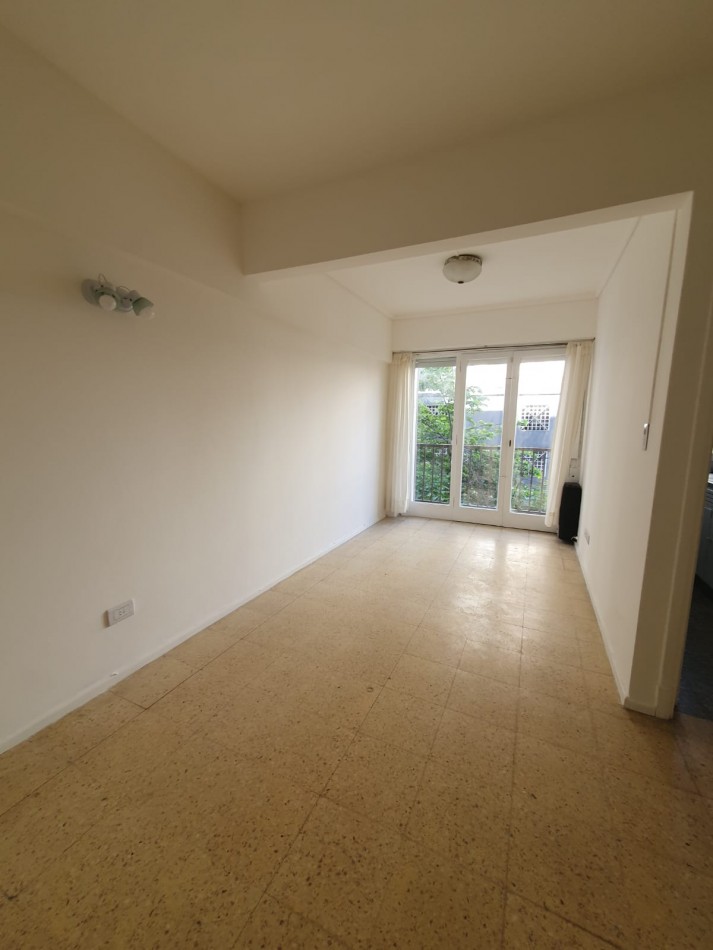 AMBIENTE A LA CALLE CON BALCON