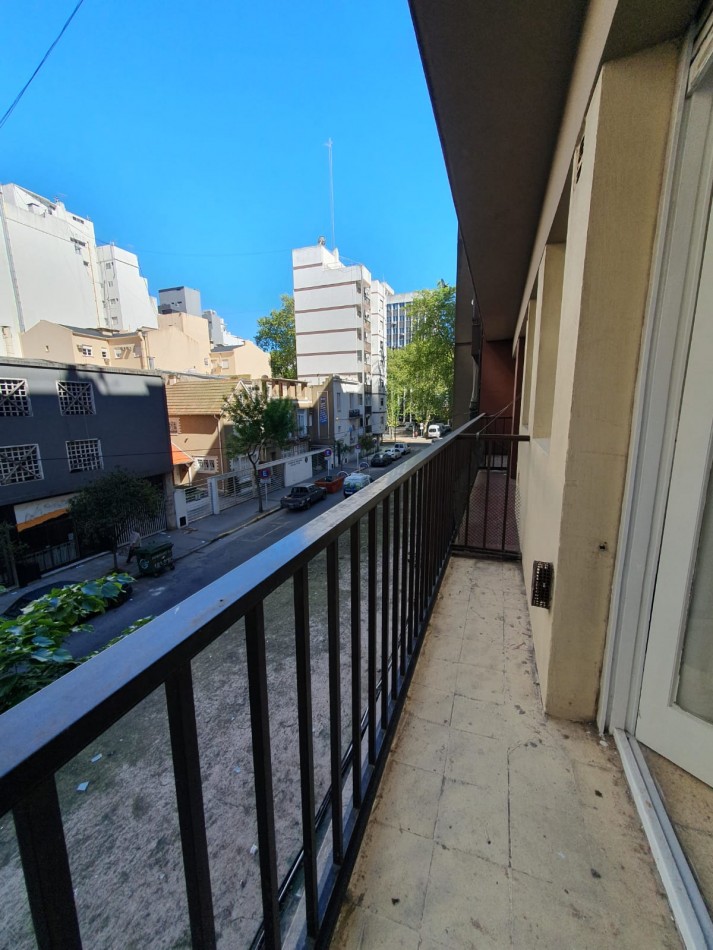 AMBIENTE A LA CALLE CON BALCON