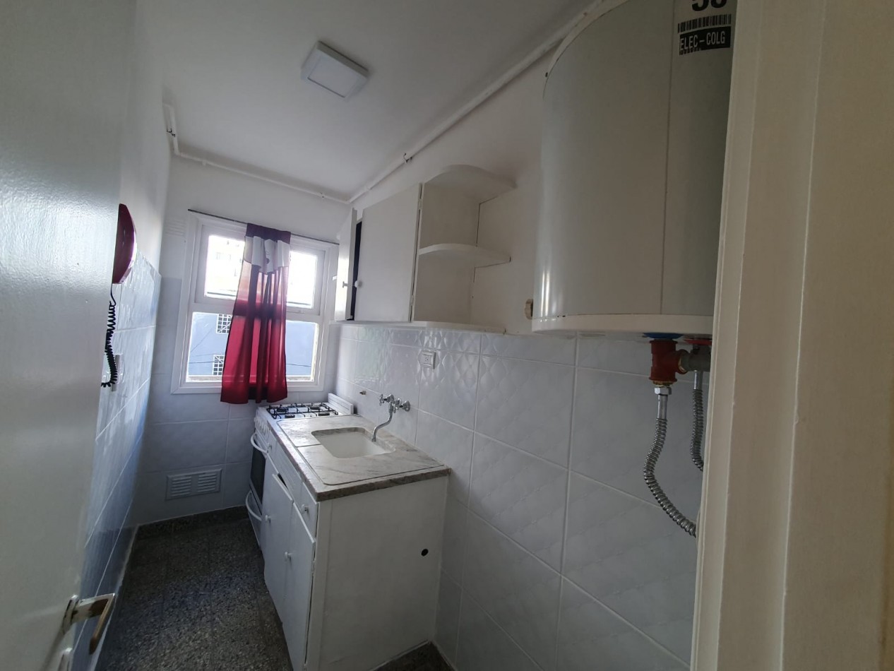 AMBIENTE A LA CALLE CON BALCON