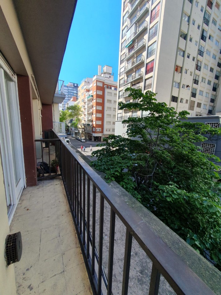 AMBIENTE A LA CALLE CON BALCON