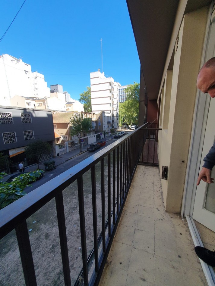 AMBIENTE A LA CALLE CON BALCON