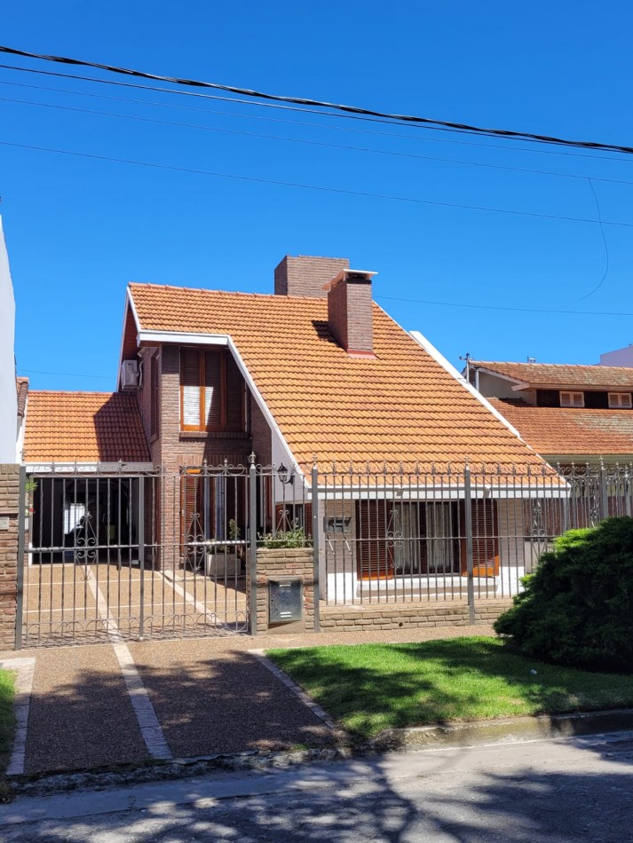 CHALET 4 AMBIENTES CON PISCINA 