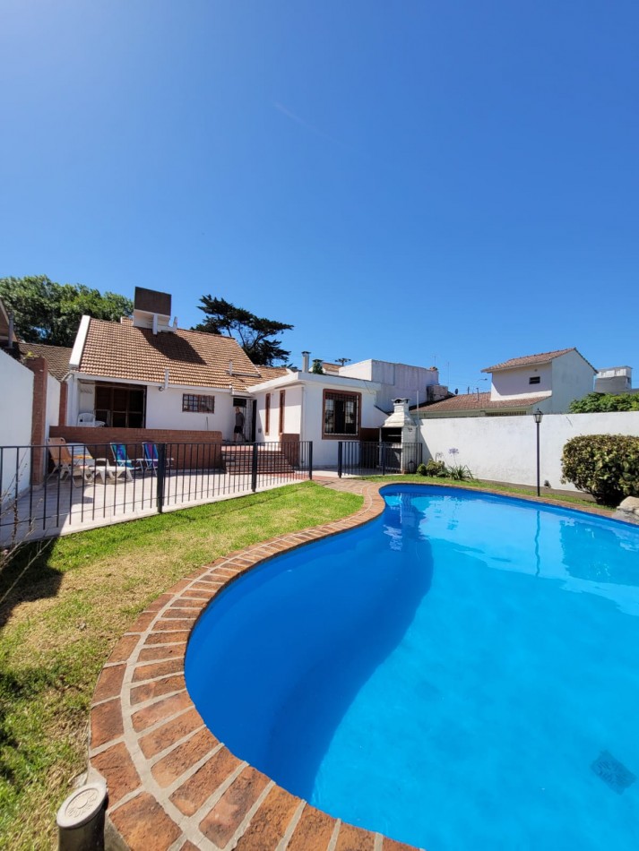 CHALET 4 AMBIENTES CON PISCINA 