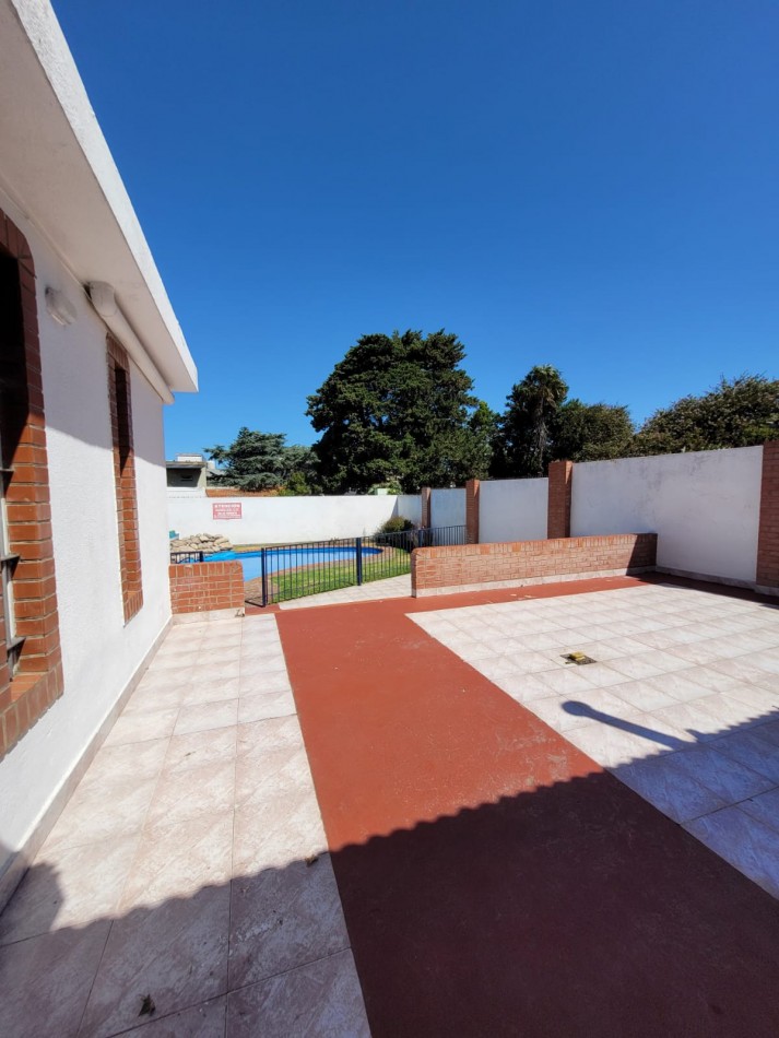 CHALET 4 AMBIENTES CON PISCINA 