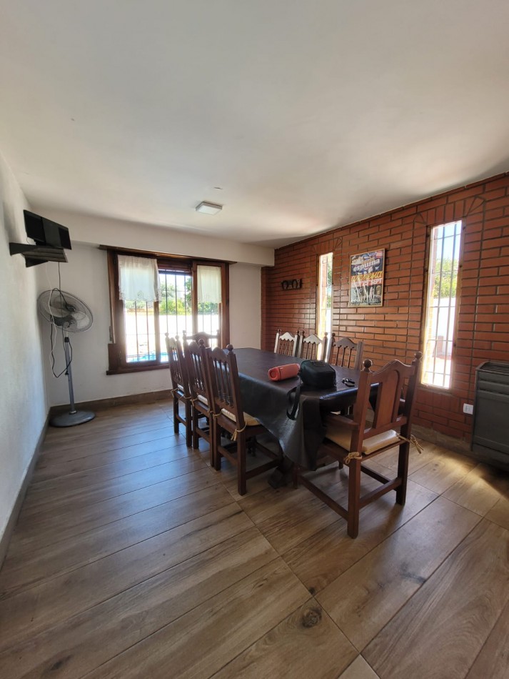 CHALET 4 AMBIENTES CON PISCINA 