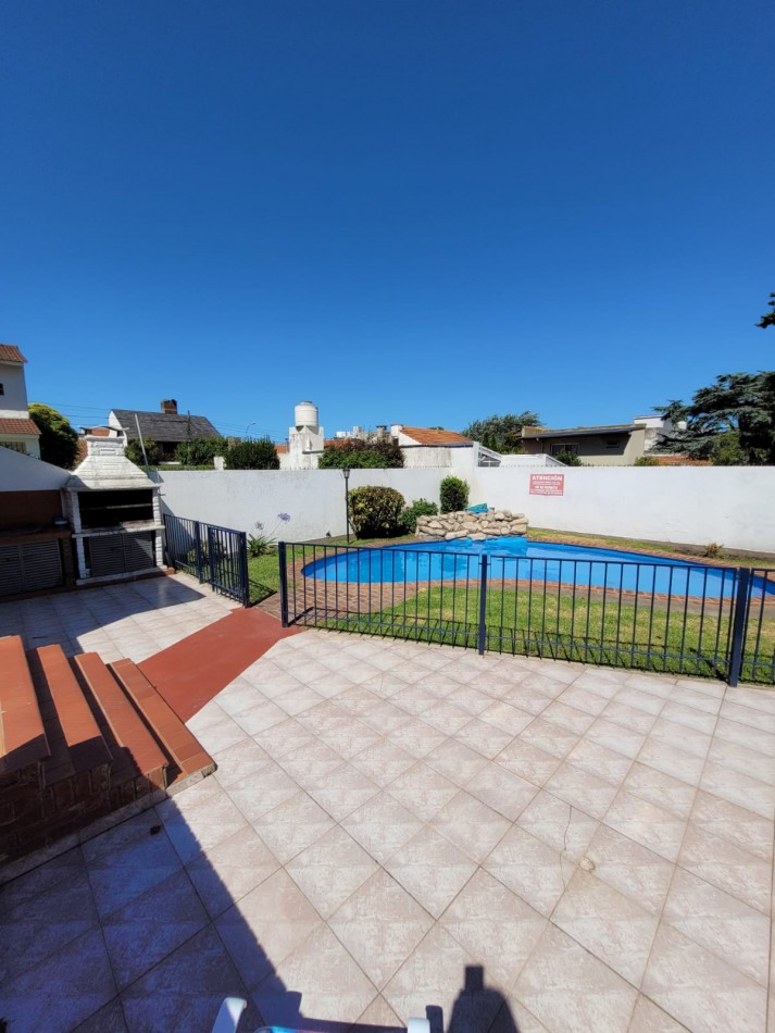 CHALET 4 AMBIENTES CON PISCINA 