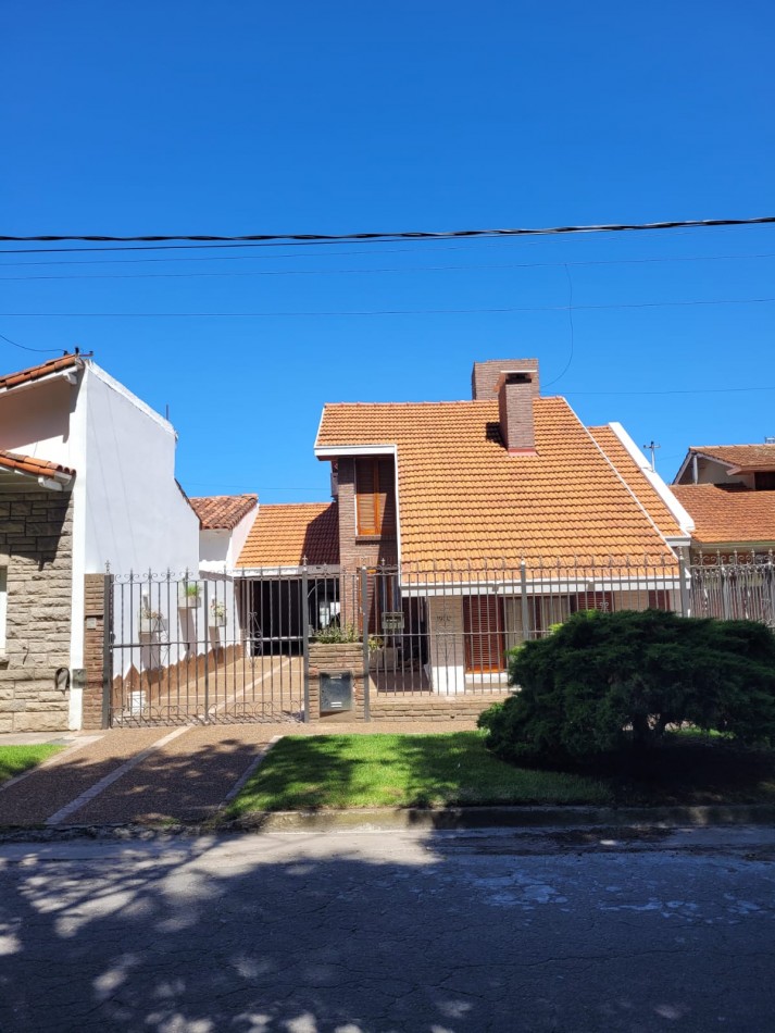 CHALET 4 AMBIENTES CON PISCINA 