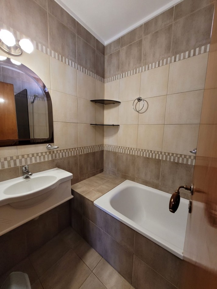 CHALET 4 AMBIENTES CON PISCINA 