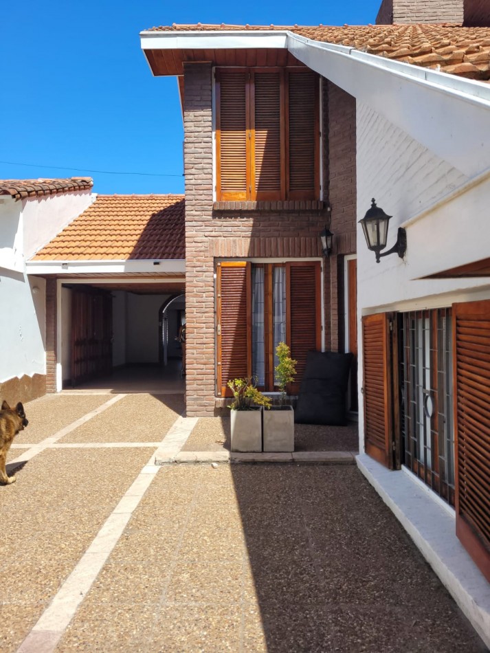 CHALET 4 AMBIENTES CON PISCINA 