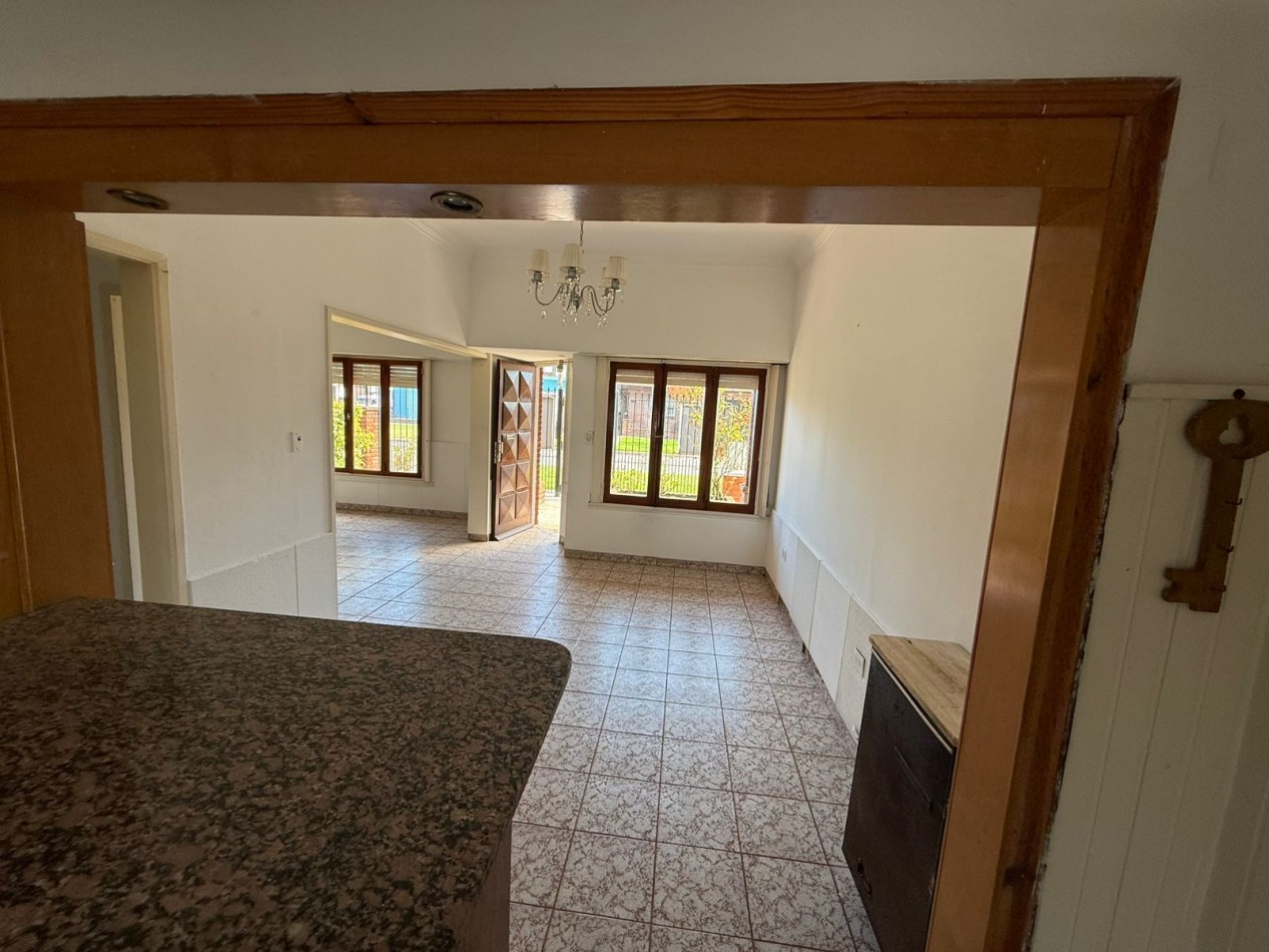 CHALET DE 4 AMBIENTES CON GARAGE - APTO CREDITO