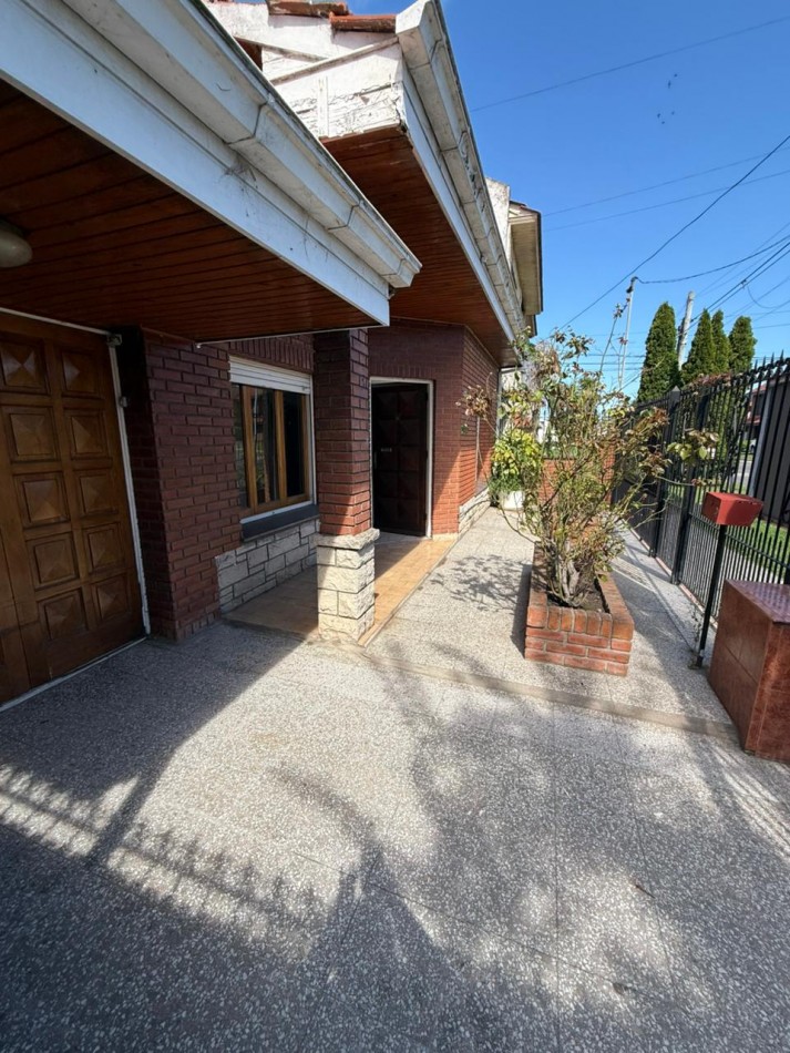 CHALET DE 4 AMBIENTES CON GARAGE - APTO CREDITO