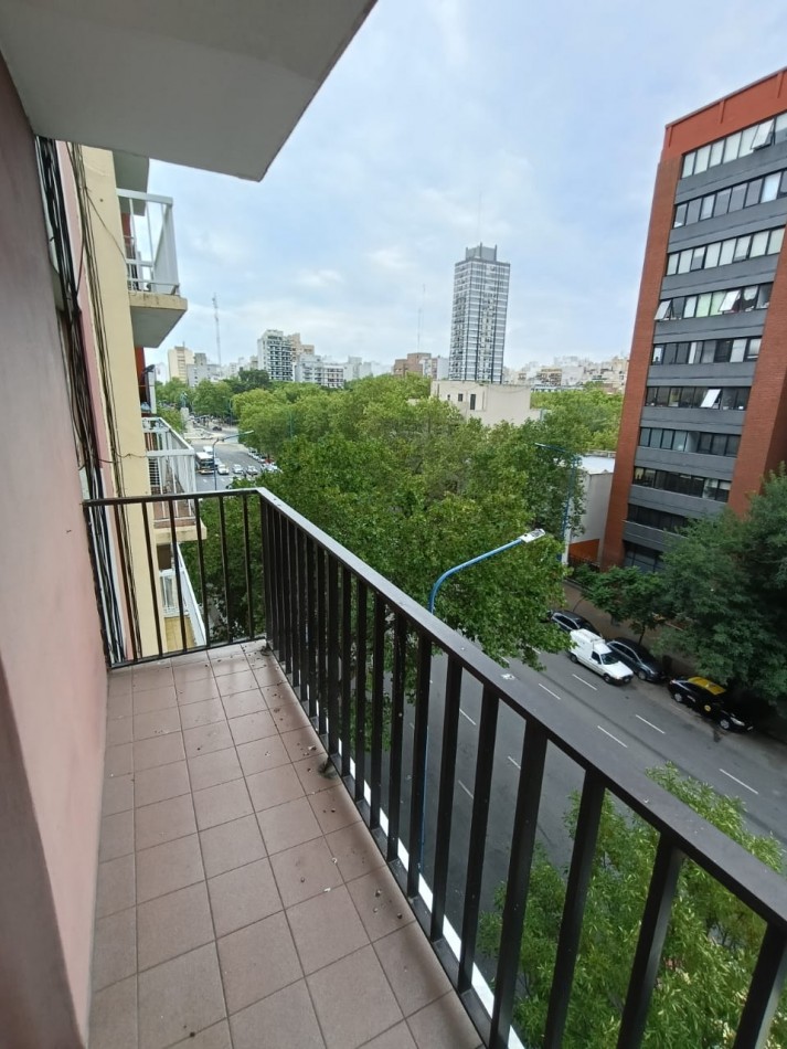  2 AMBIENTES CON BALCON A LA CALLE