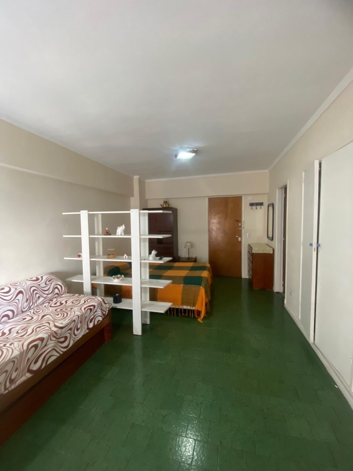 ALQUILER AMBIENTE CON BALCON A LA CALLE 