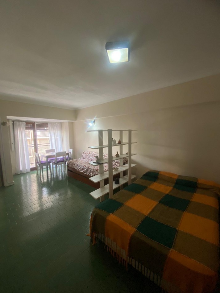 ALQUILER AMBIENTE CON BALCON A LA CALLE 