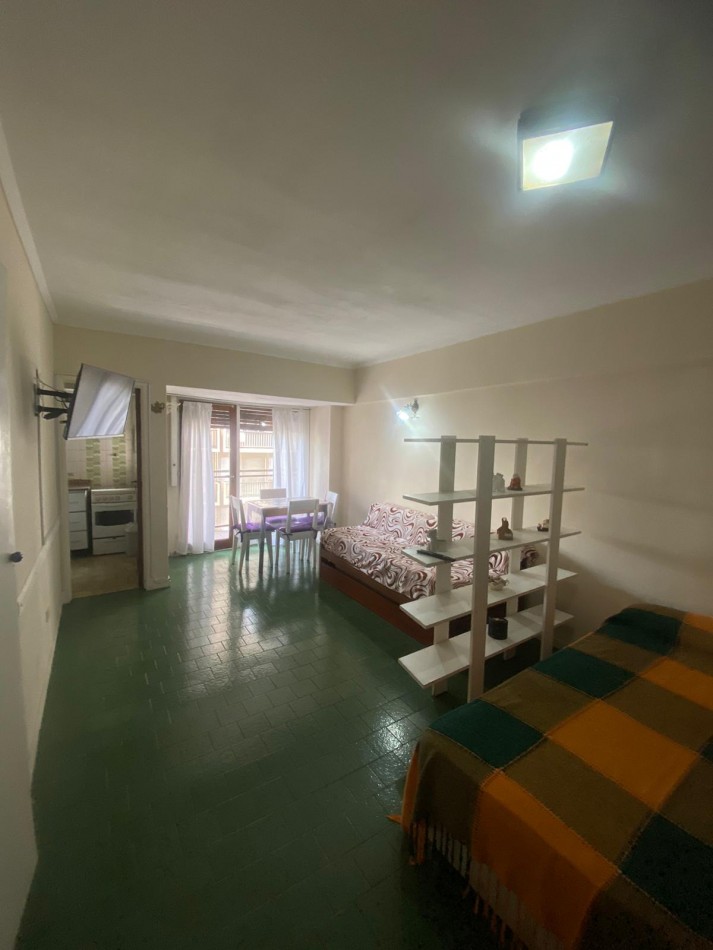 ALQUILER AMBIENTE CON BALCON A LA CALLE 