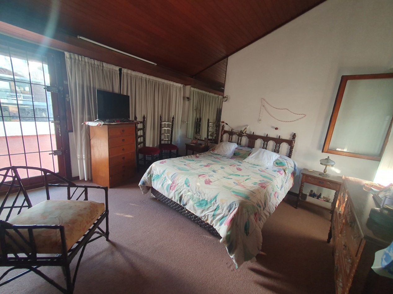 CASA DE 5 AMBIENTES CON COCHERA Y PILETA - ARENALES Y ROCA