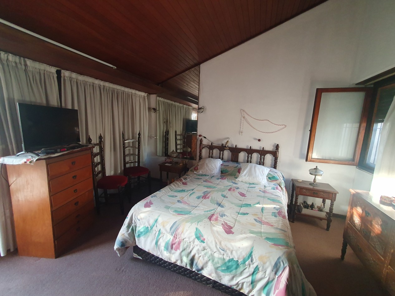 CASA DE 5 AMBIENTES CON COCHERA Y PILETA - ARENALES Y ROCA