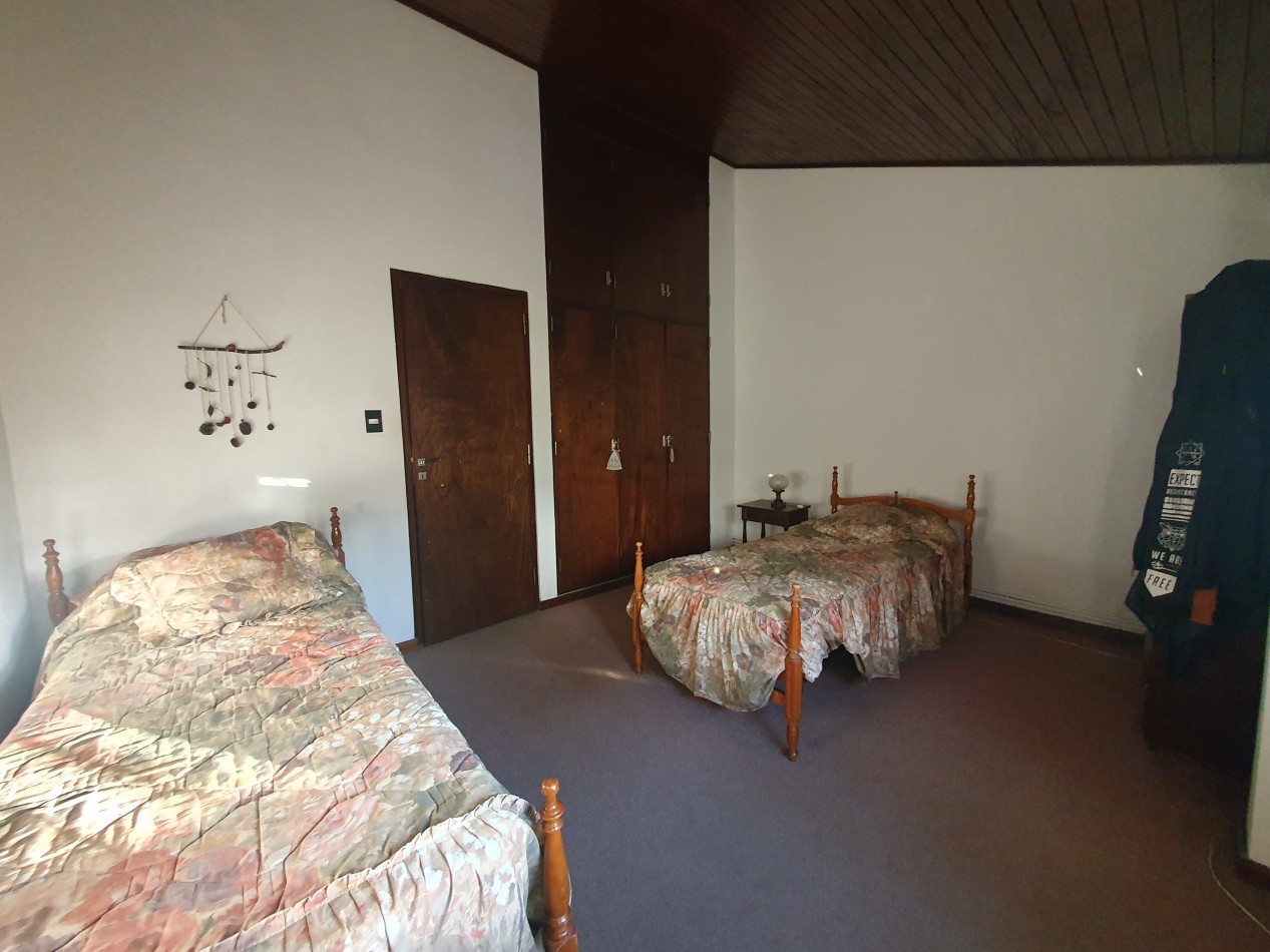 CASA DE 5 AMBIENTES CON COCHERA Y PILETA - ARENALES Y ROCA