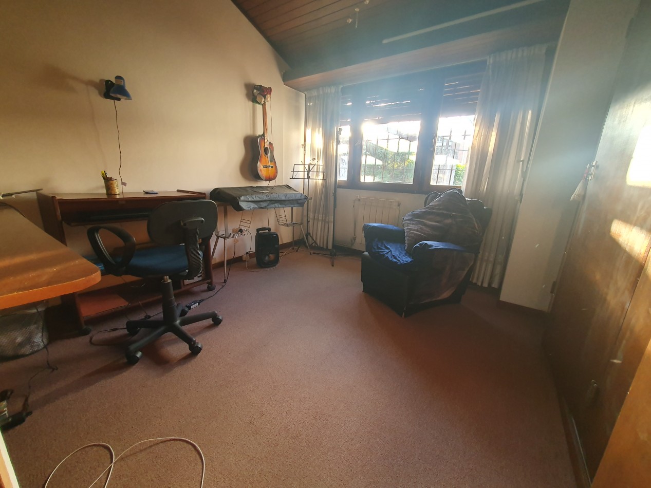 CASA DE 5 AMBIENTES CON COCHERA Y PILETA - ARENALES Y ROCA