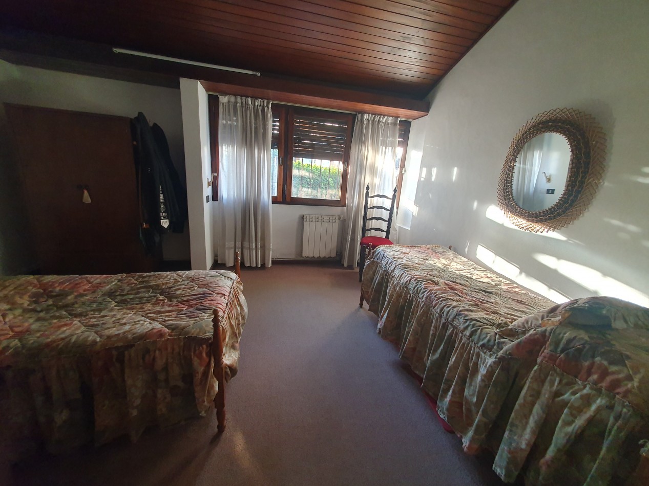 CASA DE 5 AMBIENTES CON COCHERA Y PILETA - ARENALES Y ROCA