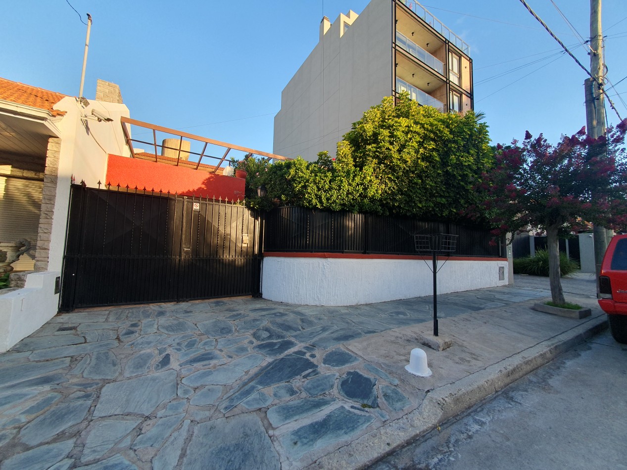 CASA DE 5 AMBIENTES CON COCHERA Y PILETA - ARENALES Y ROCA