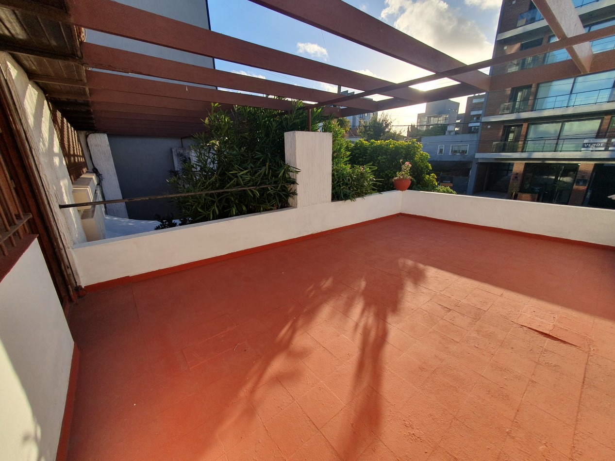 CASA DE 5 AMBIENTES CON COCHERA Y PILETA - ARENALES Y ROCA