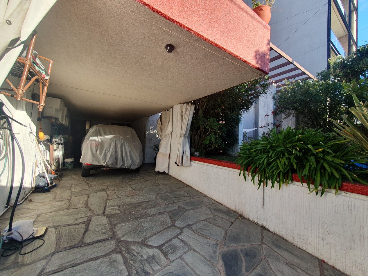 CASA DE 5 AMBIENTES CON COCHERA Y PILETA - ARENALES Y ROCA