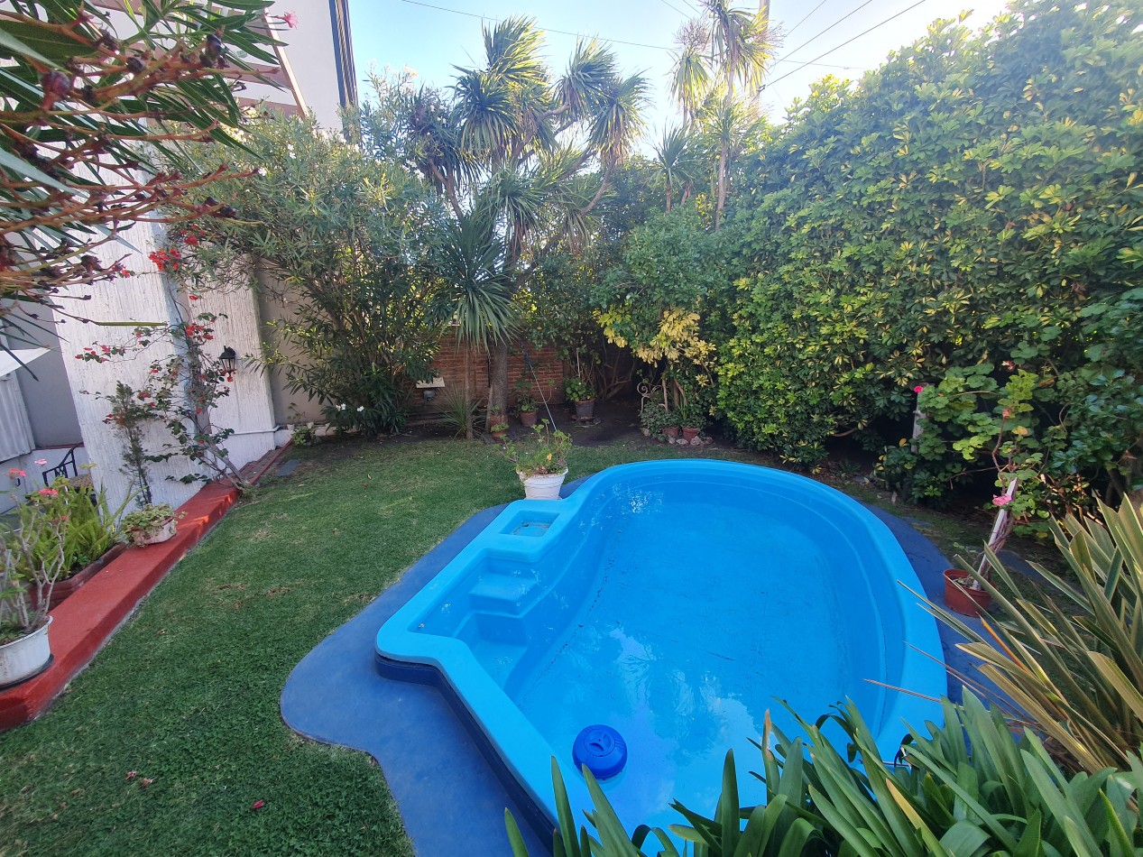 CASA DE 5 AMBIENTES CON COCHERA Y PILETA - ARENALES Y ROCA