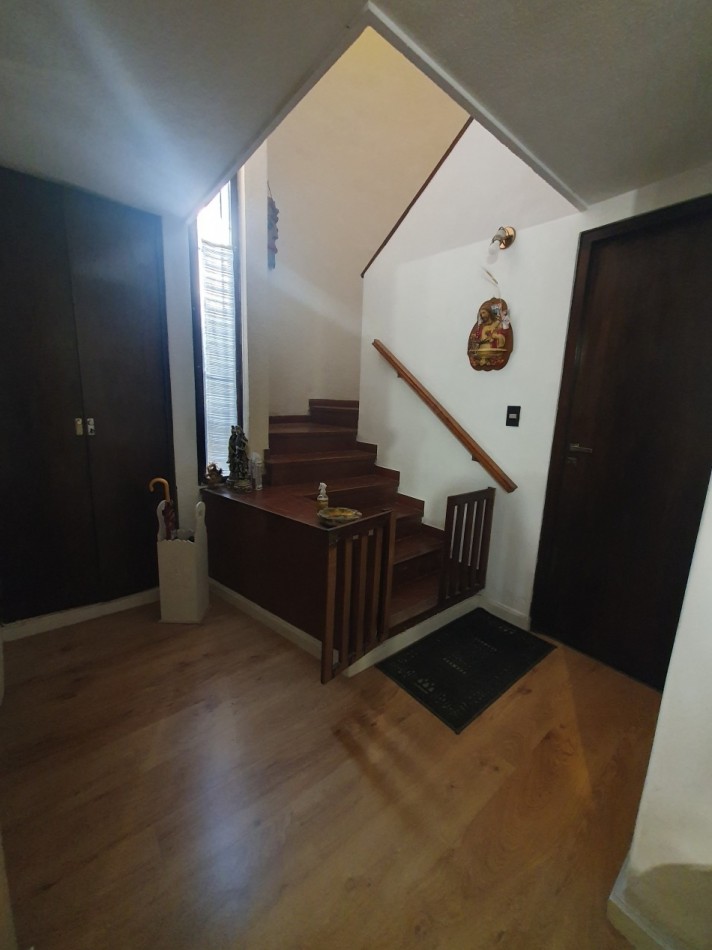 CASA DE 5 AMBIENTES CON COCHERA Y PILETA - ARENALES Y ROCA