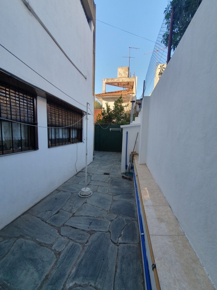 CASA DE 5 AMBIENTES CON COCHERA Y PILETA - ARENALES Y ROCA