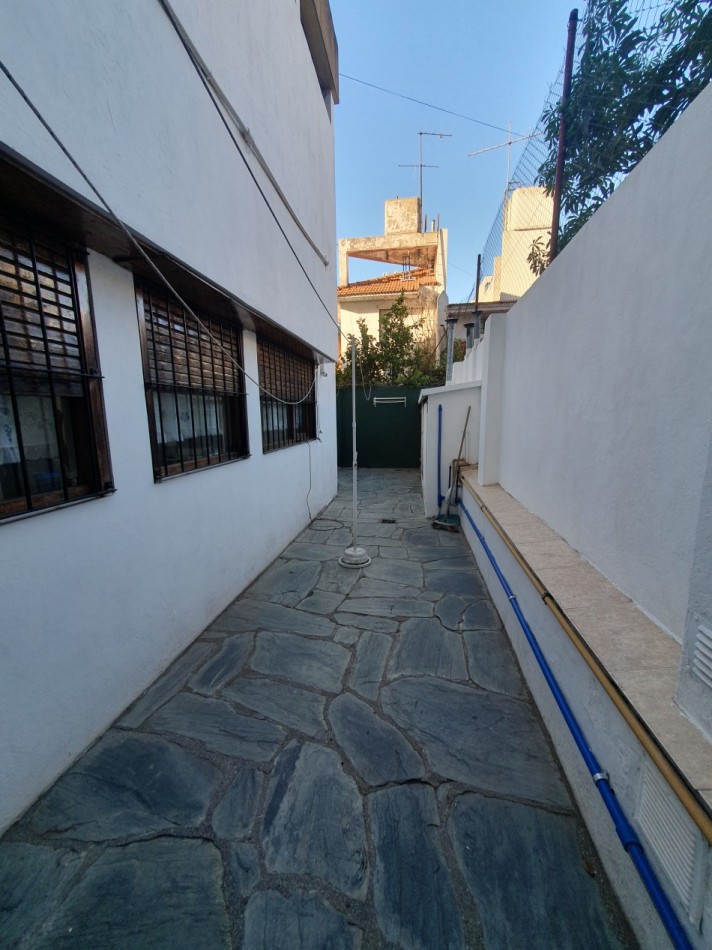 CASA DE 5 AMBIENTES CON COCHERA Y PILETA - ARENALES Y ROCA