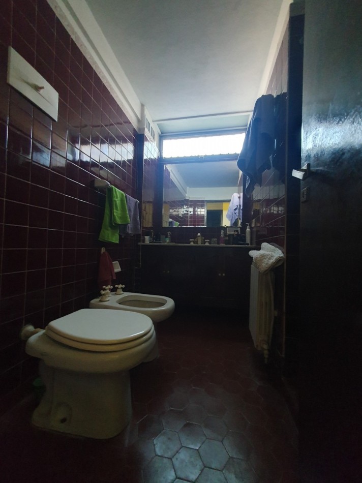 CASA DE 5 AMBIENTES CON COCHERA Y PILETA - ARENALES Y ROCA