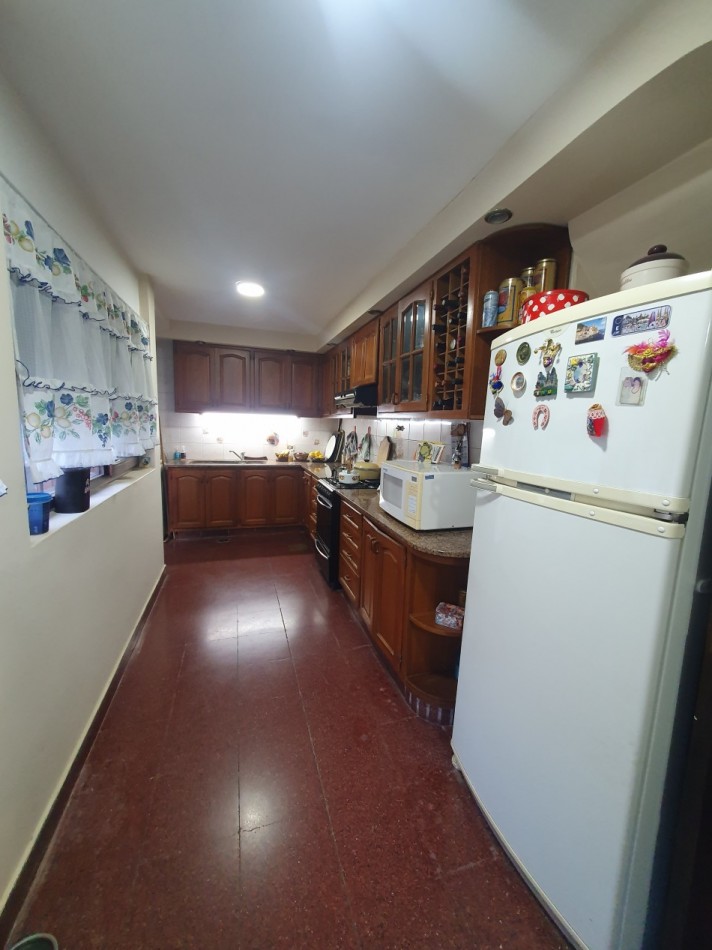 CASA DE 5 AMBIENTES CON COCHERA Y PILETA - ARENALES Y ROCA
