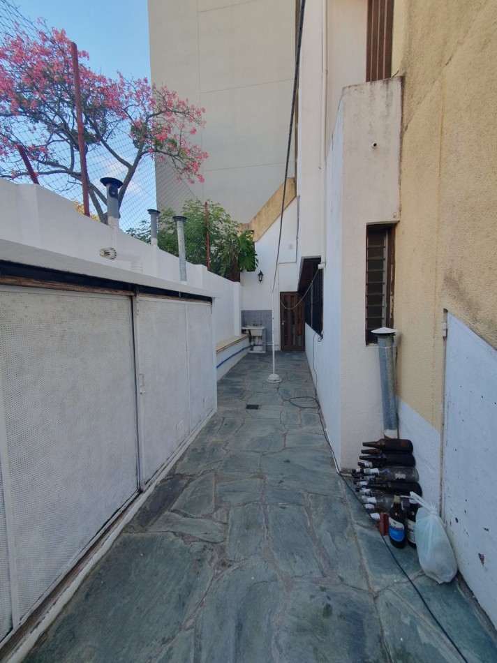 CASA DE 5 AMBIENTES CON COCHERA Y PILETA - ARENALES Y ROCA