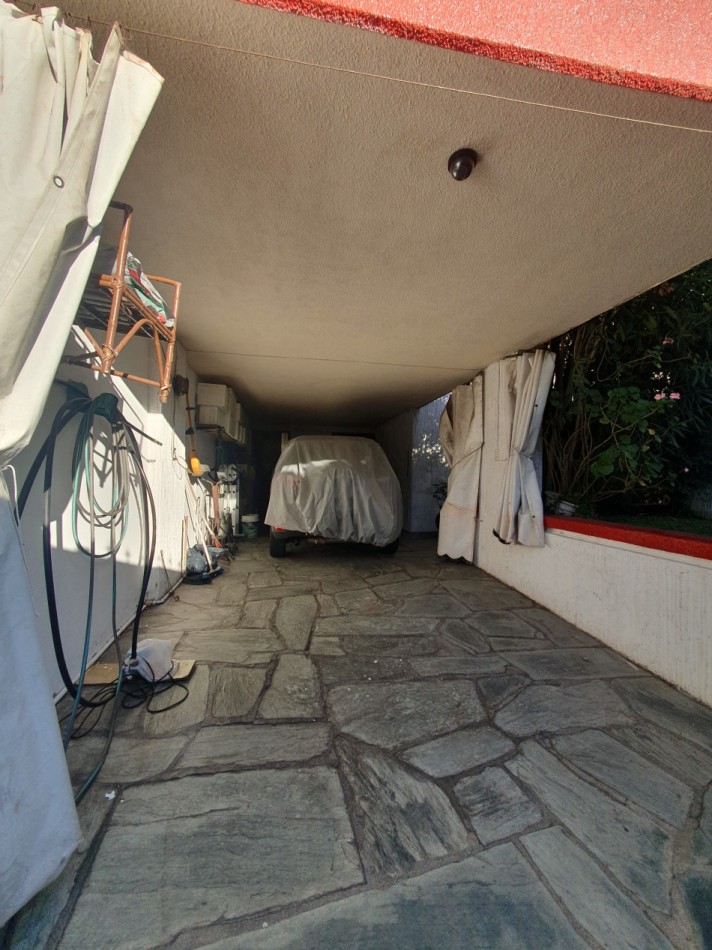 CASA DE 5 AMBIENTES CON COCHERA Y PILETA - ARENALES Y ROCA