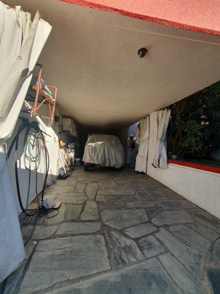 CASA DE 5 AMBIENTES CON COCHERA Y PILETA - ARENALES Y ROCA