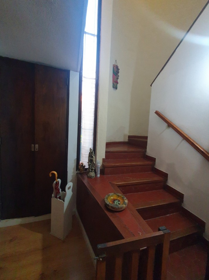 CASA DE 5 AMBIENTES CON COCHERA Y PILETA - ARENALES Y ROCA