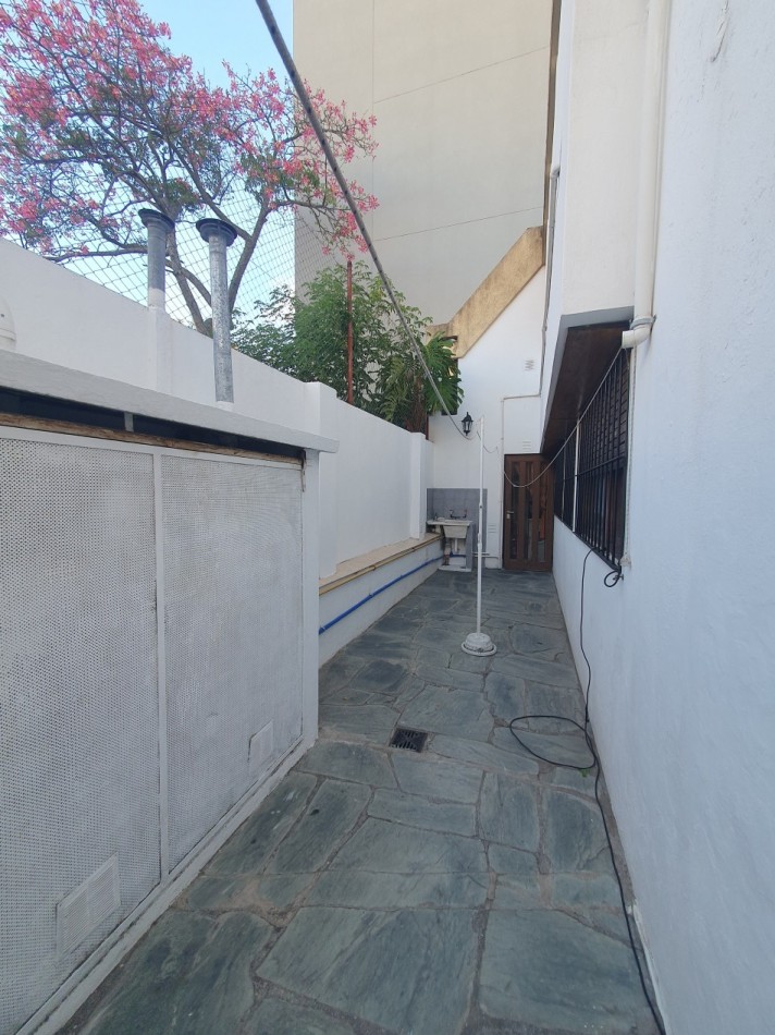 CASA DE 5 AMBIENTES CON COCHERA Y PILETA - ARENALES Y ROCA