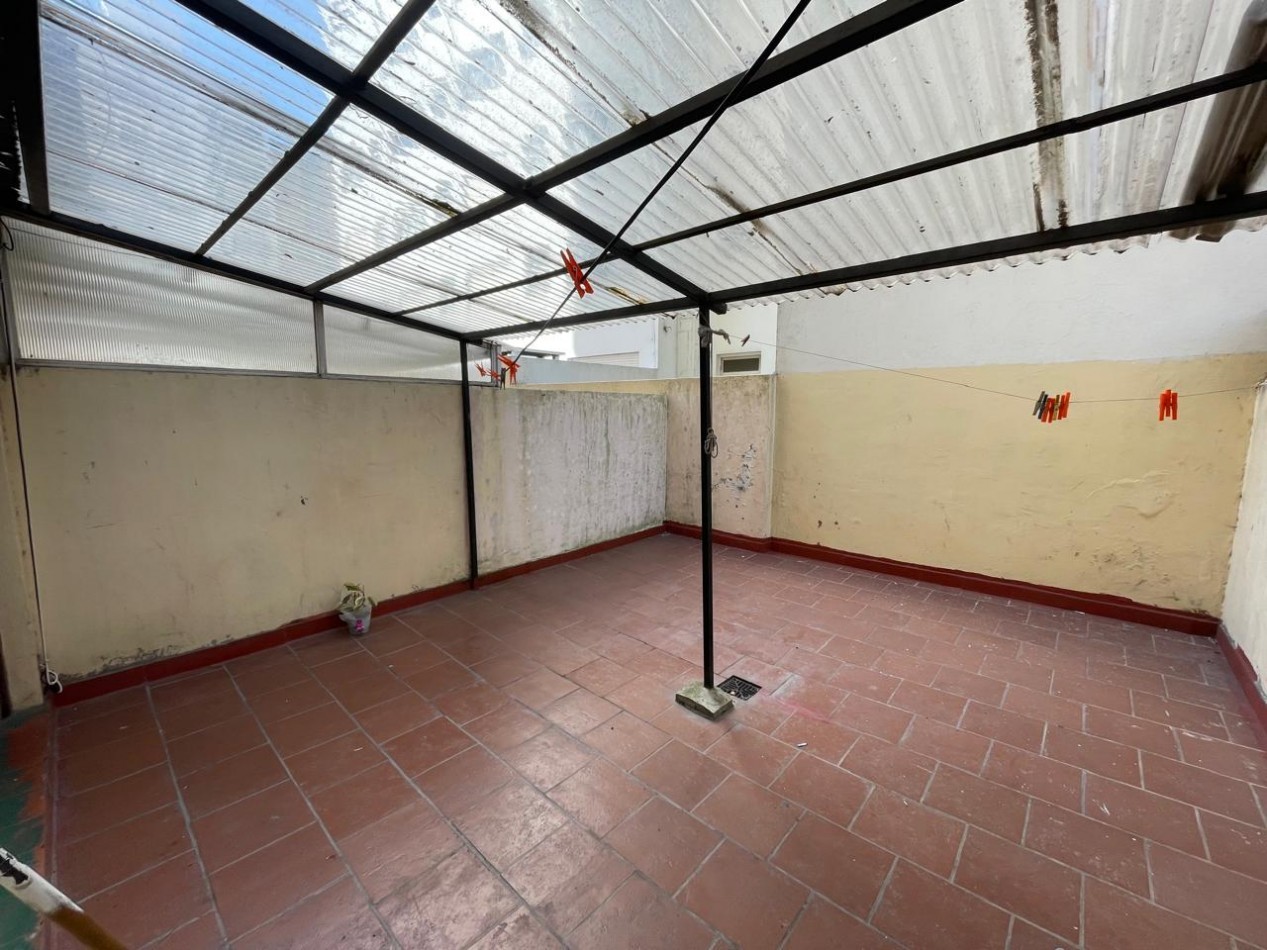 1 AMBIENTE Y MEDIO DIVIDIDO CON PATIO