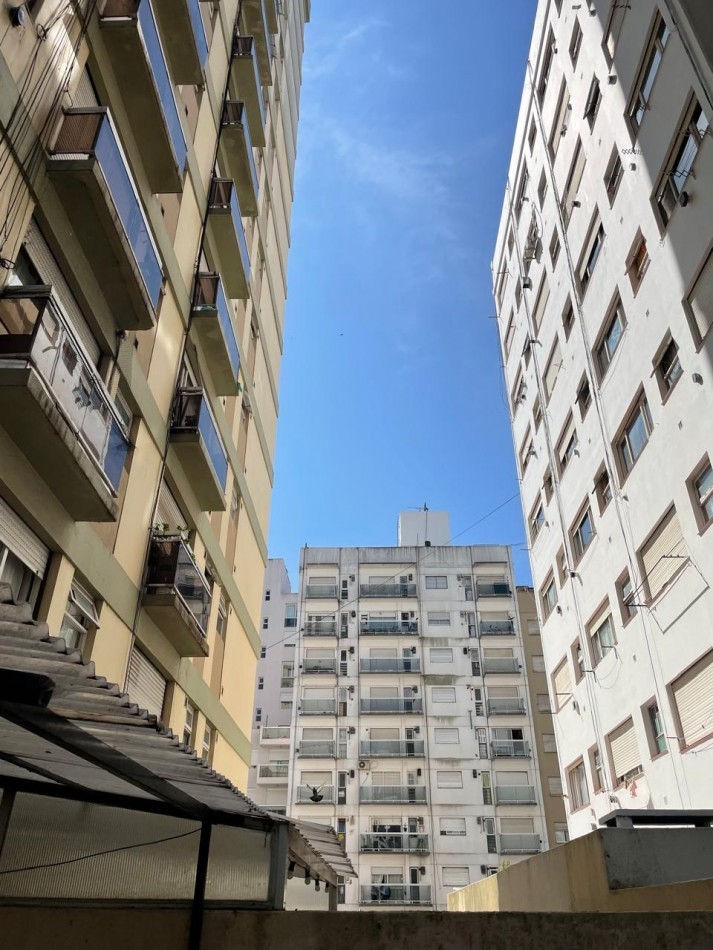 1 AMBIENTE Y MEDIO DIVIDIDO CON PATIO