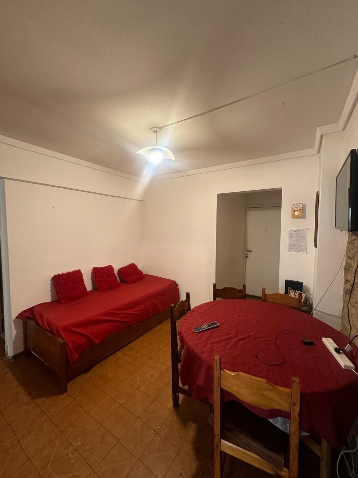 1 AMBIENTE Y MEDIO DIVIDIDO CON PATIO